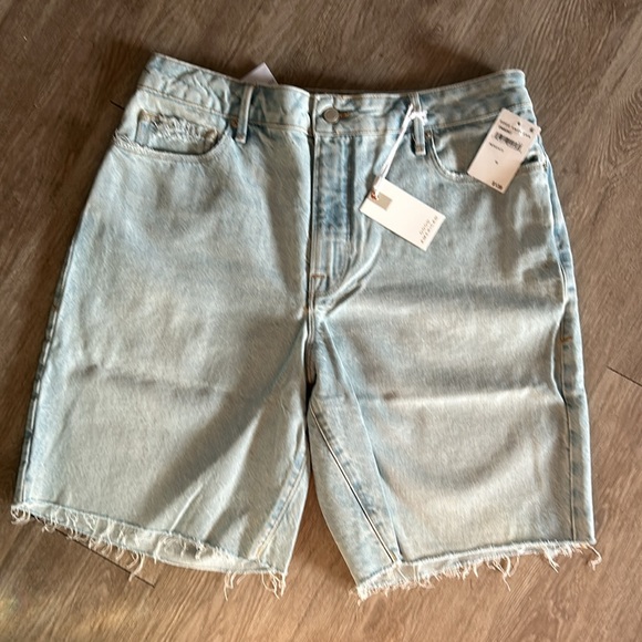 Good American 90’s Denim Shorts - Picture 3 of 4
